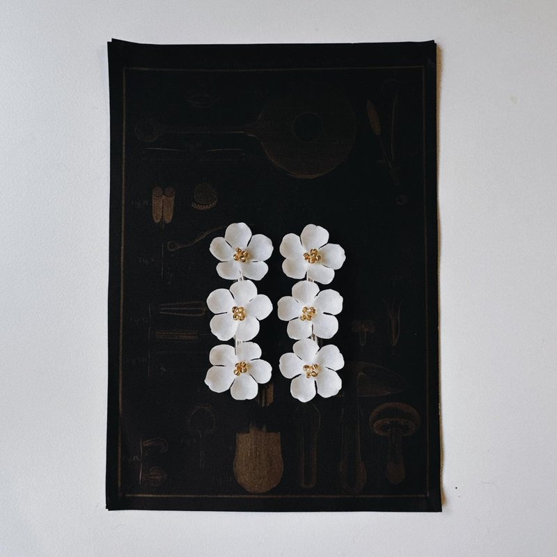 缀花耳环- 白色针式 - 耳环/耳夹 - 其他材质 白色