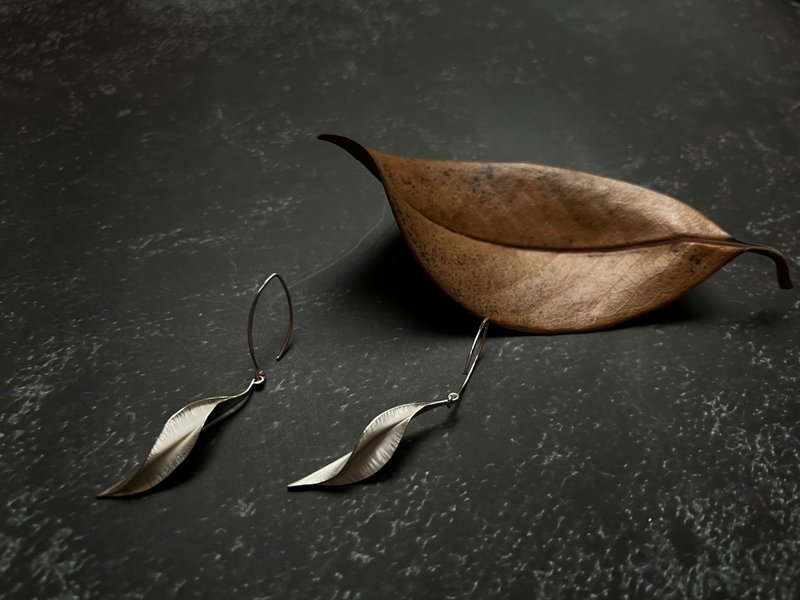 锻敲 纯银 叶子 耳环 - 耳环/耳夹 - 其他金属 银色