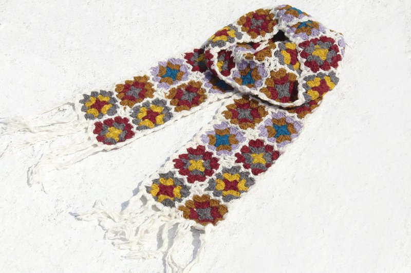 圣诞节礼物 限量一件 手工钩织羊毛围巾 / 花朵钩织丝巾 / 钩织围巾 / 手工编织丝巾 / 花朵编织拼接羊毛丝巾 - 北欧花朵森林风 钩织围巾 - 丝巾 - 羊毛 多色