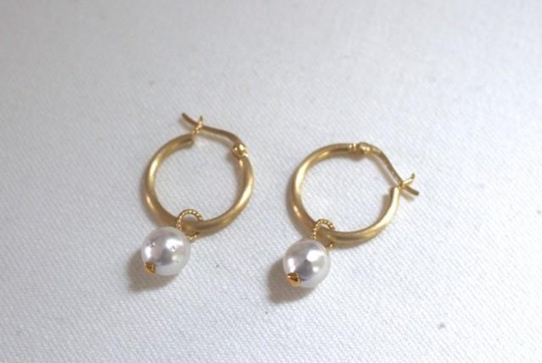 South Sea pearl hoop earrings large gold color - 耳环/耳夹 - 宝石 金色