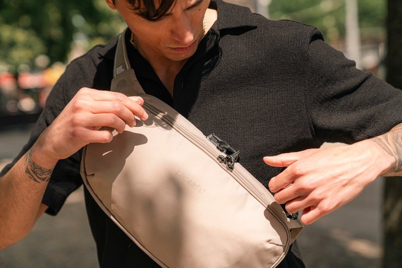 Pacsafe V 防盗包 城市斜肩包 胸背包 5L 卡其色#30615 - 侧背包/斜挎包 - 环保材料 卡其色