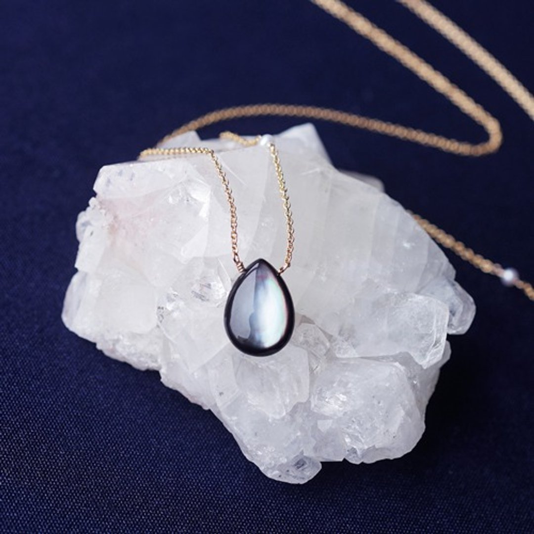 Semi-long 50cm necklace with black oyster pair cut and freshwater pearls Zoya - 项链 - 宝石 黑色