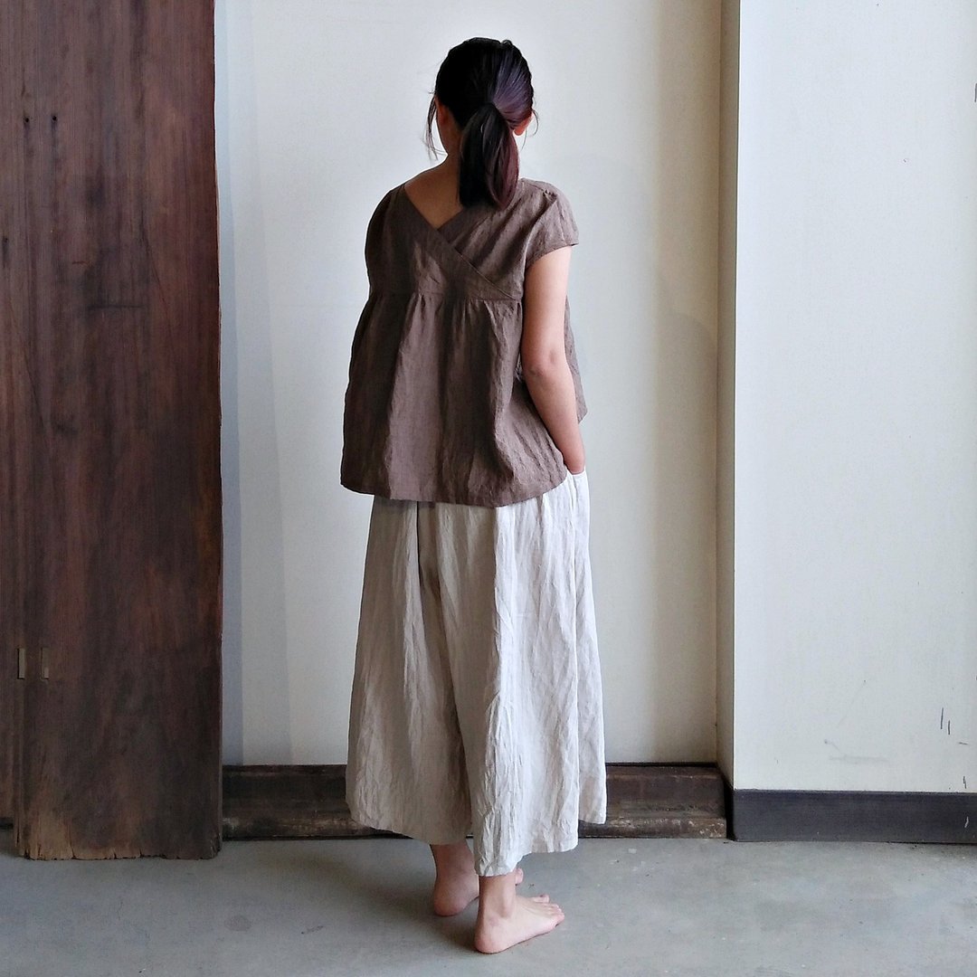 前后交叉小包袖上衣  细褶款  亚麻 棕 - 女装上衣 - 棉 咖啡色