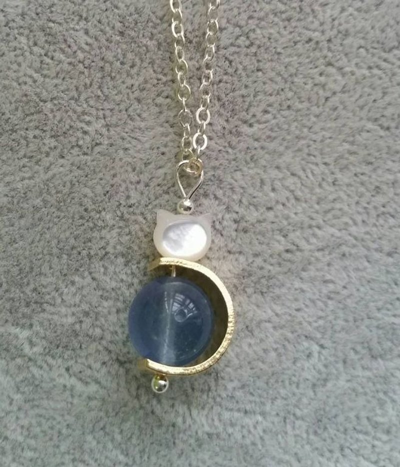 10mm 蓝萤石 黄铜， 贝母猫 925 纯银颈链 10 mm flourite, cat shape mother pearl  925 silver necklace - 项链 - 宝石 蓝色