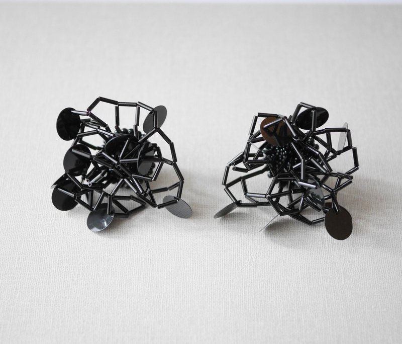 tsububu/珠绣/耳针[小]/耳夹/双耳/黑色 - 耳环/耳夹 - 绣线 黑色