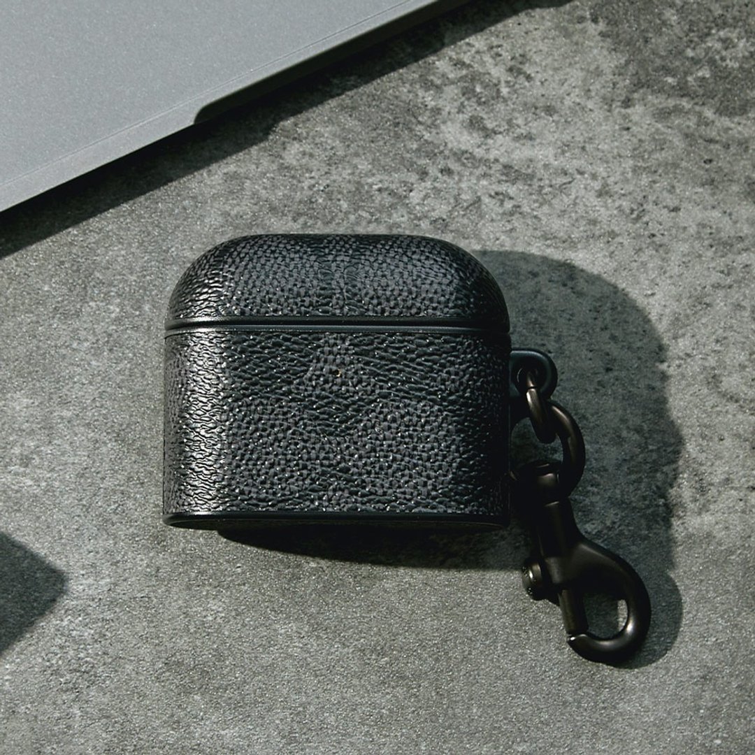 【COACH】AirPods 3 精品保护壳 经典黑色大C - 耳机收纳 - 塑料 黑色
