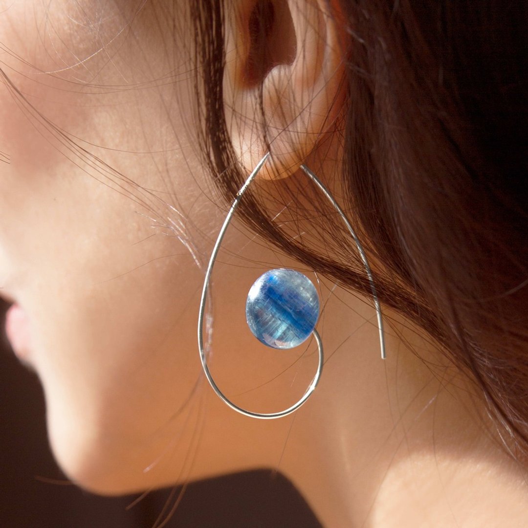 【绝版优惠8折】经典蓝晶石耳环 Kyanite Swirl Earring - 耳环/耳夹 - 珍珠 金色