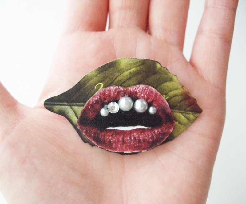 Lips brooch ☆ thick lips wooden brooch - 胸针 - 木头 红色