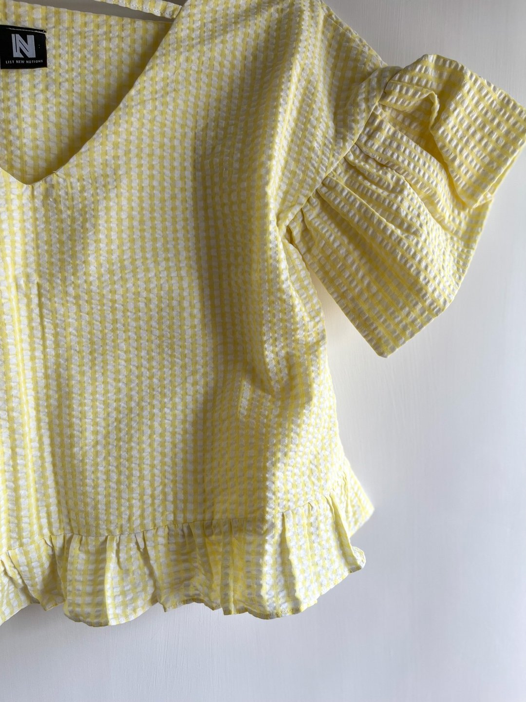 V- shape with strap& square collar ruffle top - 女装上衣 - 棉．麻 黄色
