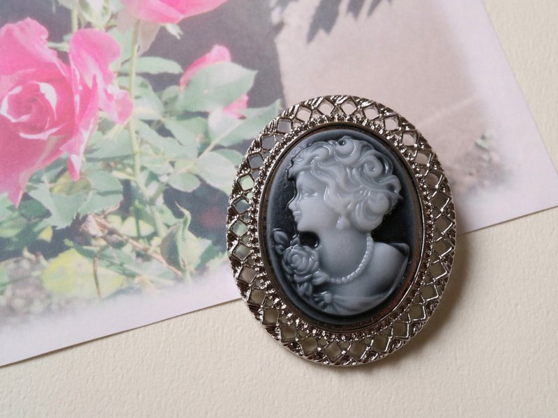 浮雕胸针项链 淑女与玫瑰 精致 优雅 可爱 上品 气质 浪漫 公主 皇室成员 王妃 - 胸针 - 其他材质 黑色