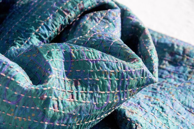 情人节礼物 生日礼物 母亲节礼物 限量一件 手缝纱丽布丝巾 / 刺绣丝巾 / 丝绸刺绣围巾 / 手缝纱丽线丝巾 / 印度丝绸刺绣围巾 - 徜徉在自然花朵森林风 - 丝巾 - 丝．绢 多色