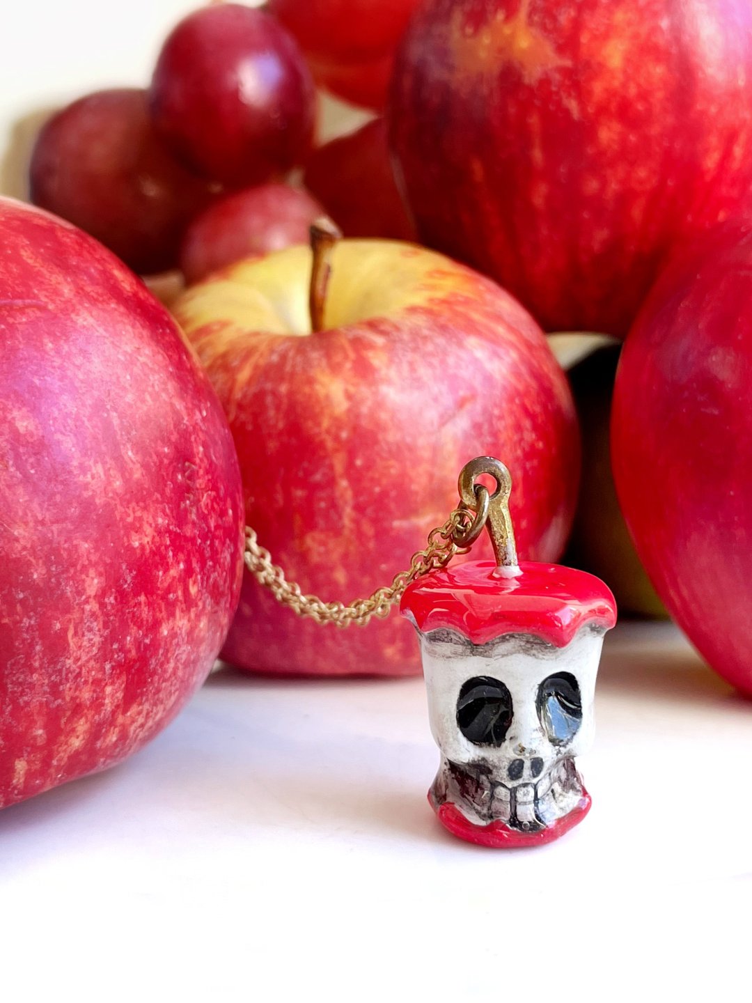 Red Apple Skull Hand Painted Enamel Necklace. - 项链 - 其他金属 