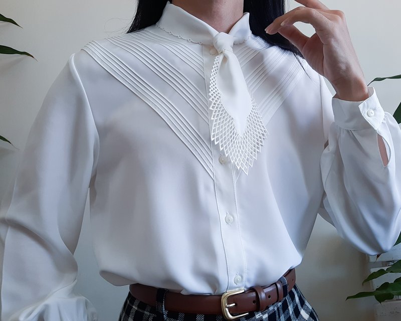 复古米白色系带蕾丝领衬衫浪漫纽扣衬衫 尺码 M-L - 女装衬衫 - 聚酯纤维 白色