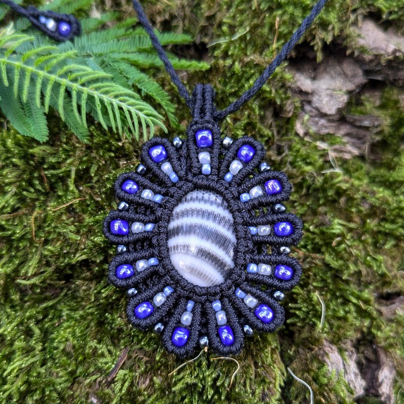 天然贝壳流苏吊坠，流苏波西米亚珠宝，黑色椭圆形斑点 - 项链 - 绣线 黑色