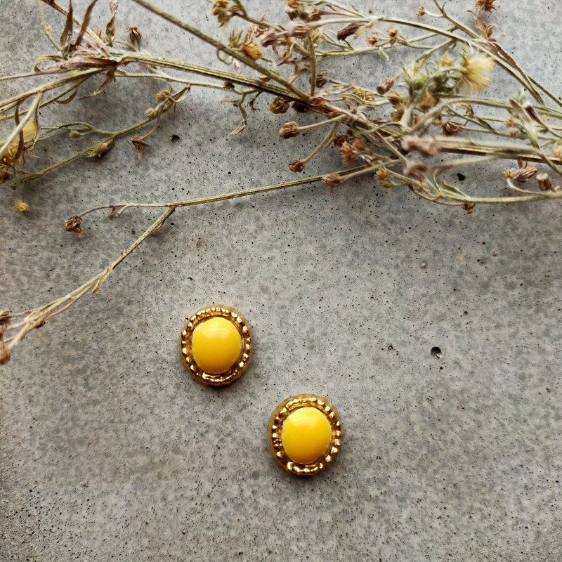 egg color earrings - 耳环/耳夹 - 陶 