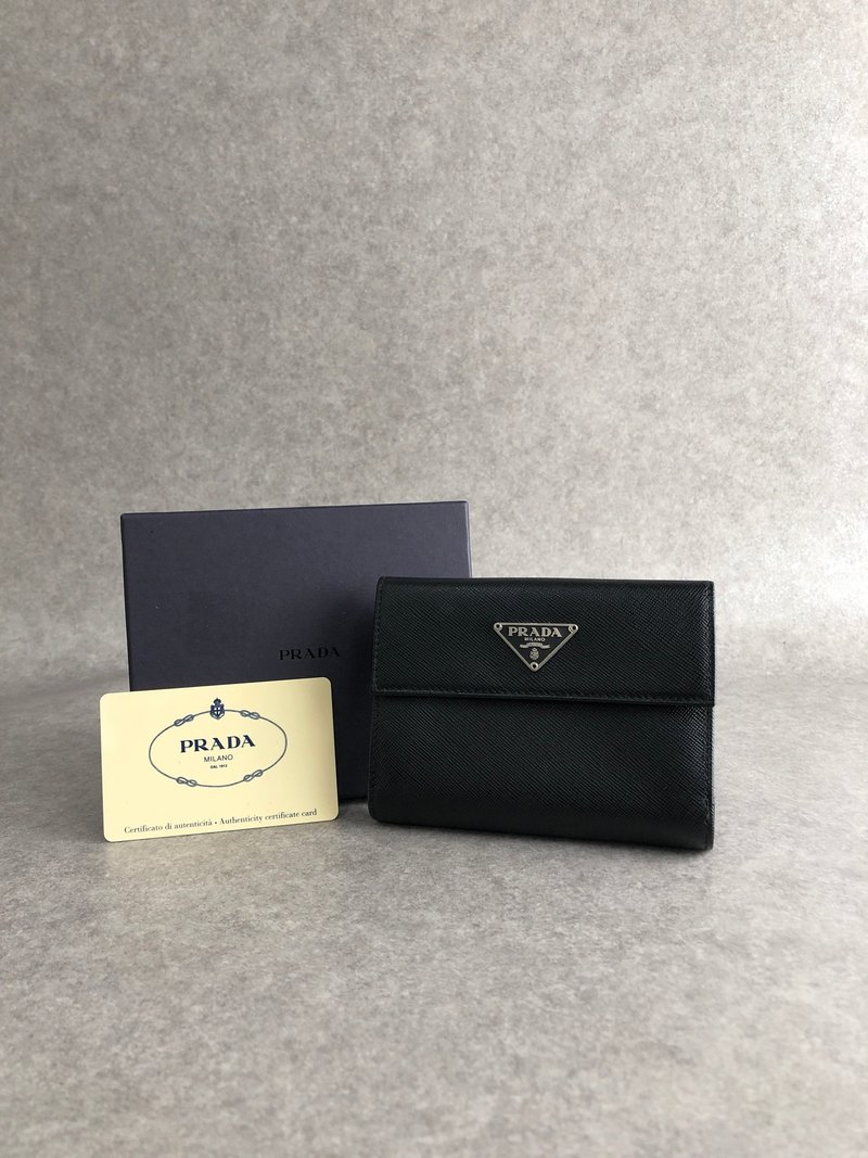【 日本直送 名牌中古包 】PRADA 普拉达 钱包 黑色 三角标志 Saffiano 皮革 双折 M523A vintage 3px45p - 皮夹/钱包 - 真皮 黑色