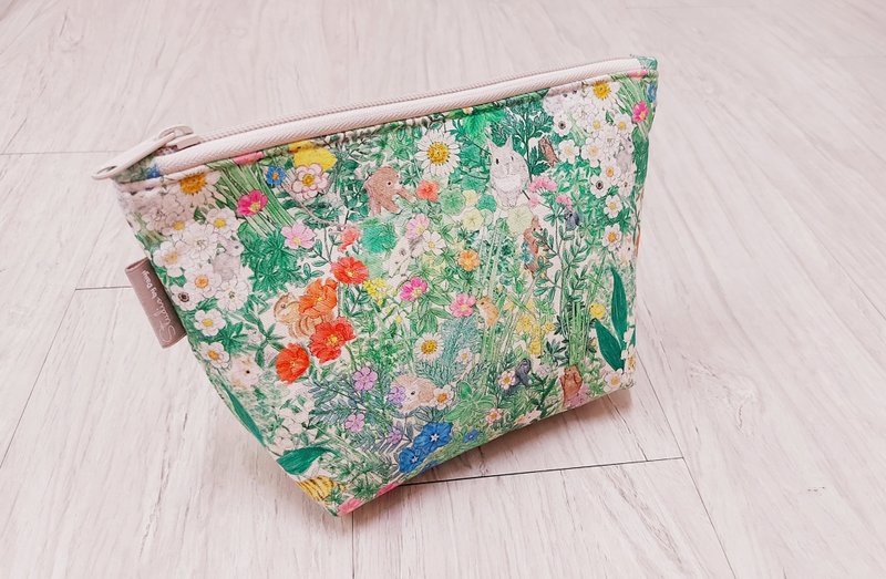 日本设计师 【限定布】疗愈森林小动物-拉链厚铺棉万用包 送礼 - 化妆包/杂物包 - 棉．麻 白色