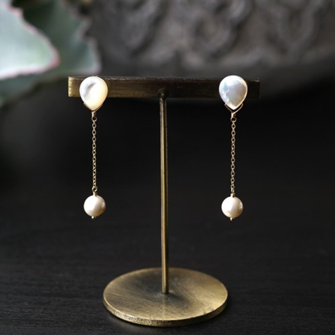 Plain pear shape white pearl shell and shell pearl swaying long earrings Eirene - 耳环/耳夹 - 宝石 白色