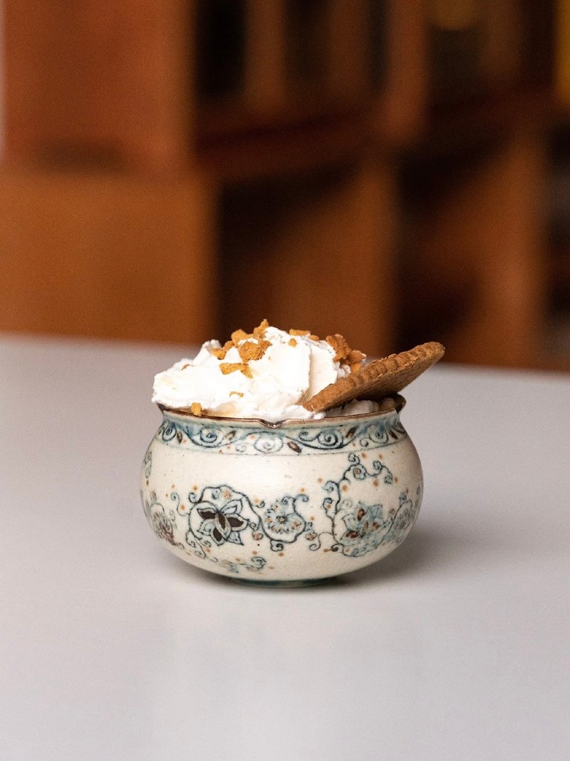 唐风青花瓷莲菊纹钱袋型咖啡杯 景德镇手作杯子 180ml 250ml - 咖啡杯/马克杯 - 陶 蓝色