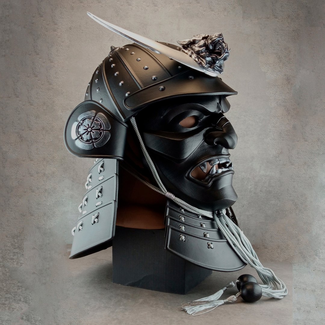 武士兜（附面具）– 弦月与狮子设计 - 可穿戴的艺术品 - 口罩 - 塑料 黑色