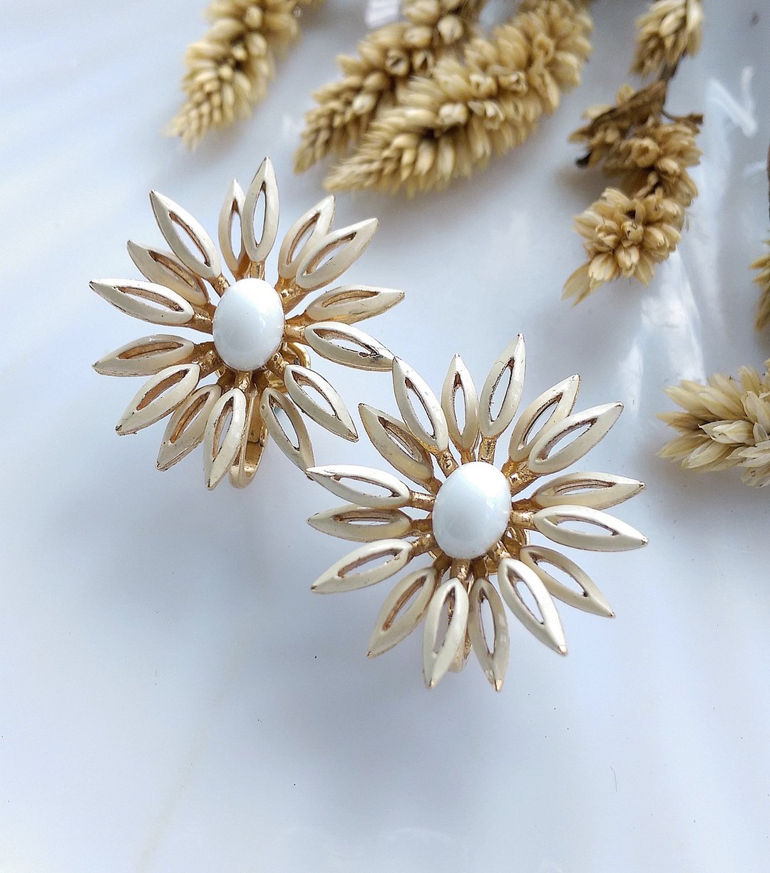 Vintage Jewelry 西洋古董饰品 TRIFARI 立体双层 花瓣 夹式耳环 - 耳环/耳夹 - 其他金属 白色