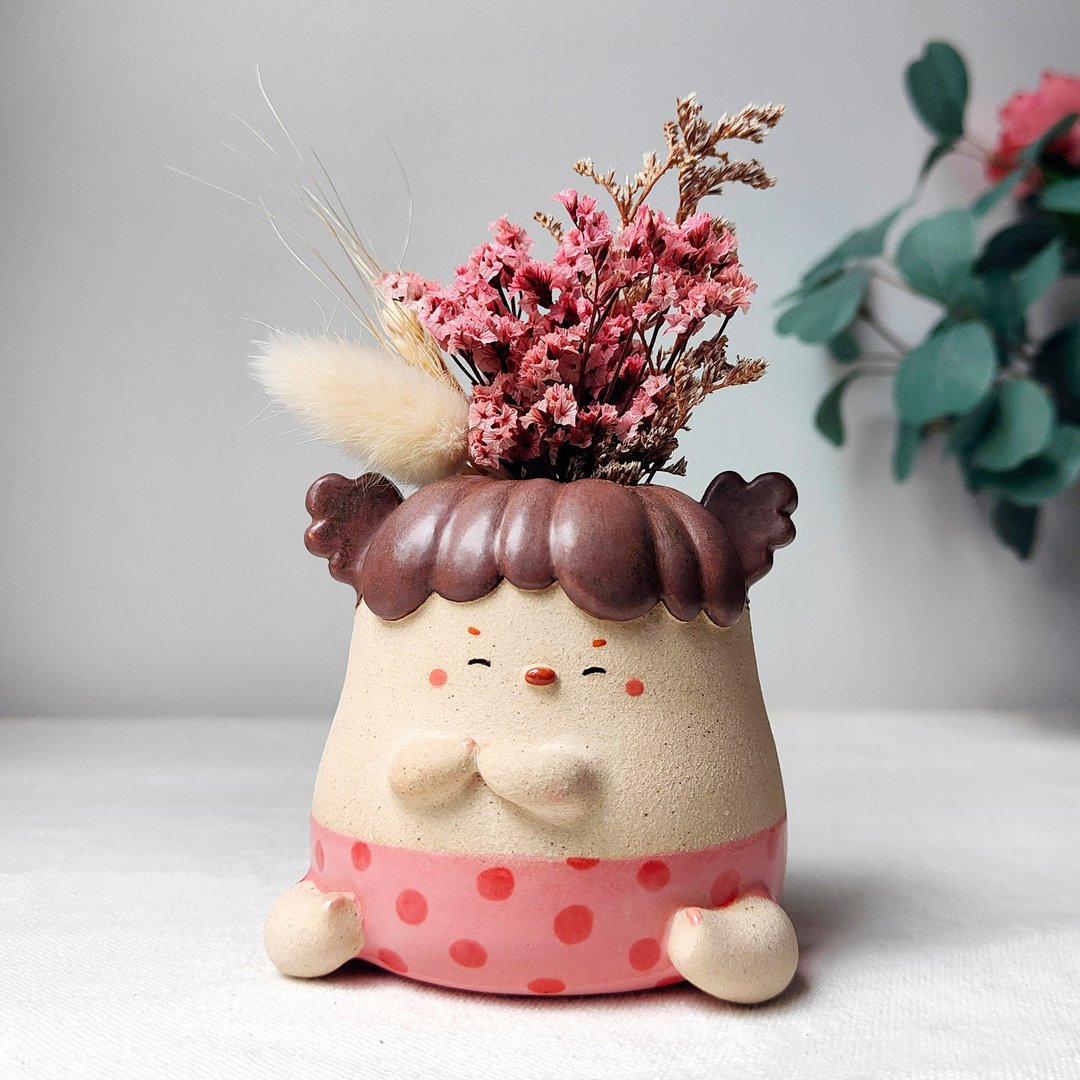 Handmade mini vase, cute girl with pink polka dot pants. - 花瓶/陶器 - 陶 