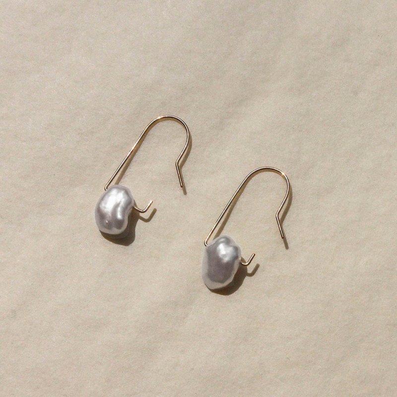 钩型扁状珍珠14K注金耳环 - 耳环/耳夹 - 珍珠 白色