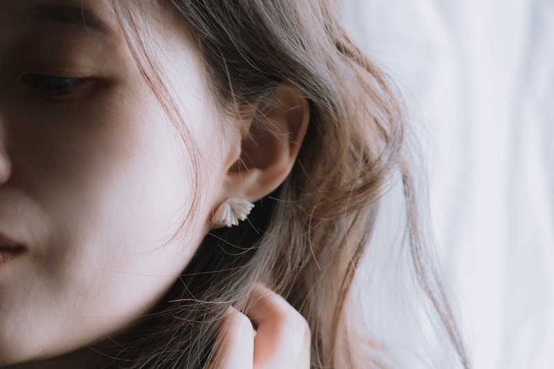 Fleur de Neige雪花白瓷纯银耳环 - 耳环/耳夹 - 瓷 白色