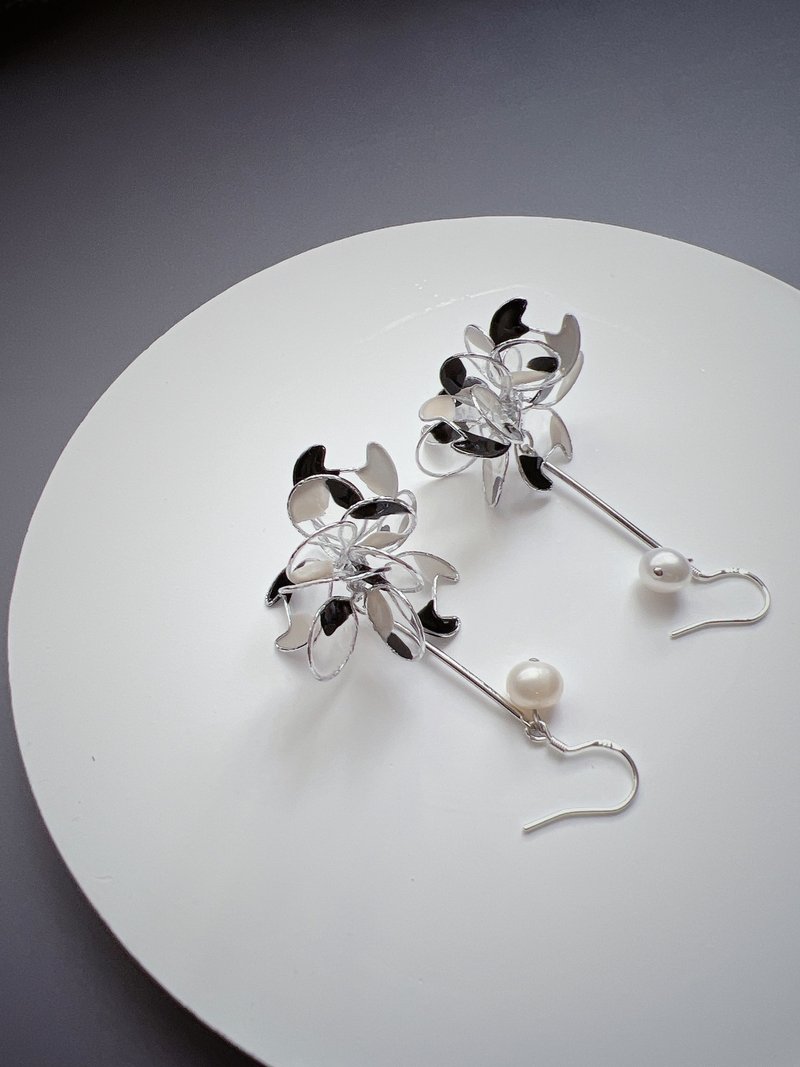 奶牛猫 猫猫垂坠式树脂耳环 - 耳环/耳夹 - 树脂 黑色