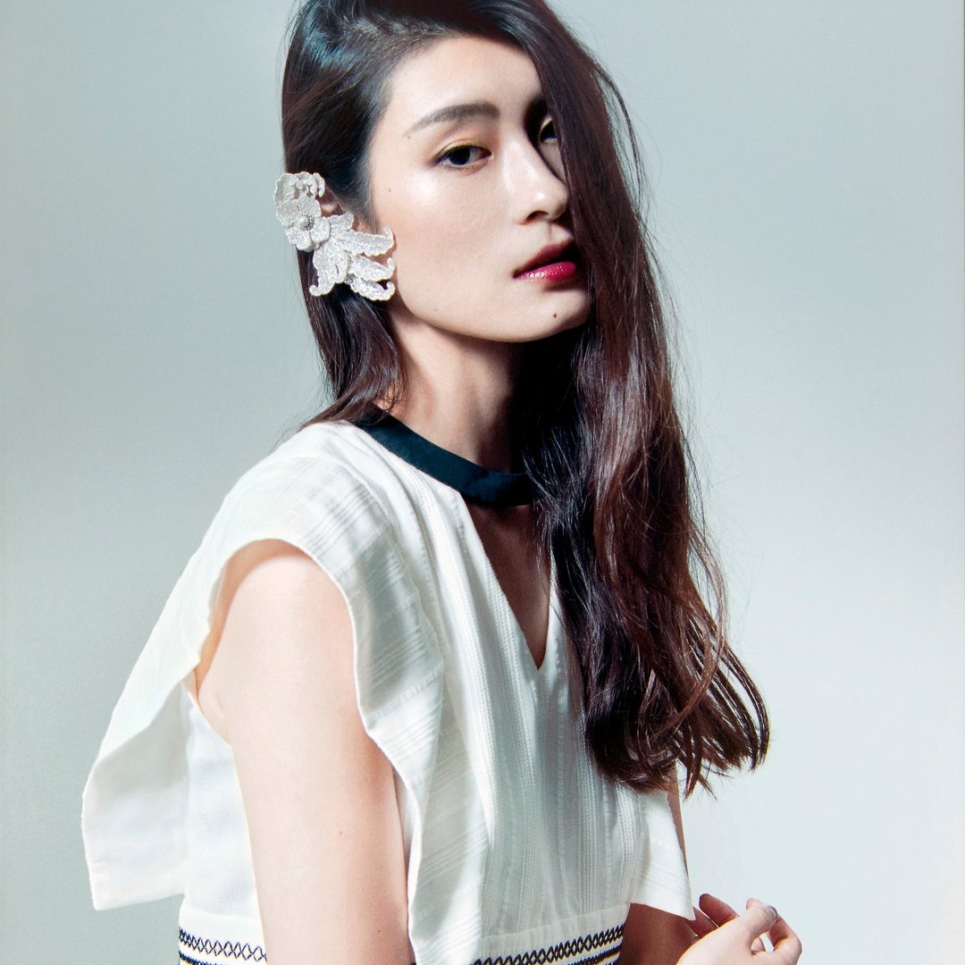 Arabesque embroidered ear cuff Silver - 耳环/耳夹 - 绣线 银色