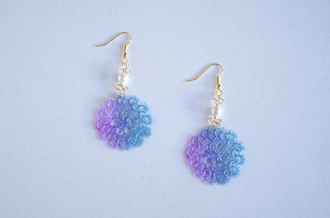 Hand-dyed Tatting Lace and Cotton Pearl Earrings, Dusk - 耳环/耳夹 - 棉 蓝色
