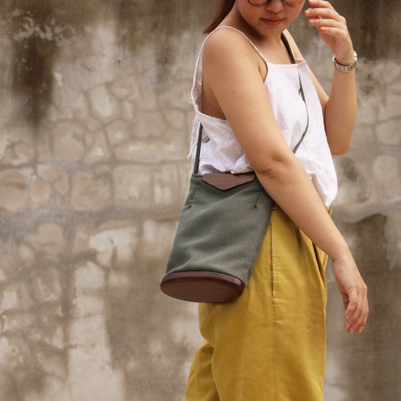 Linen tote bag / shoulder bag Grey with dark wood - 后背包/双肩包 - 棉 灰色
