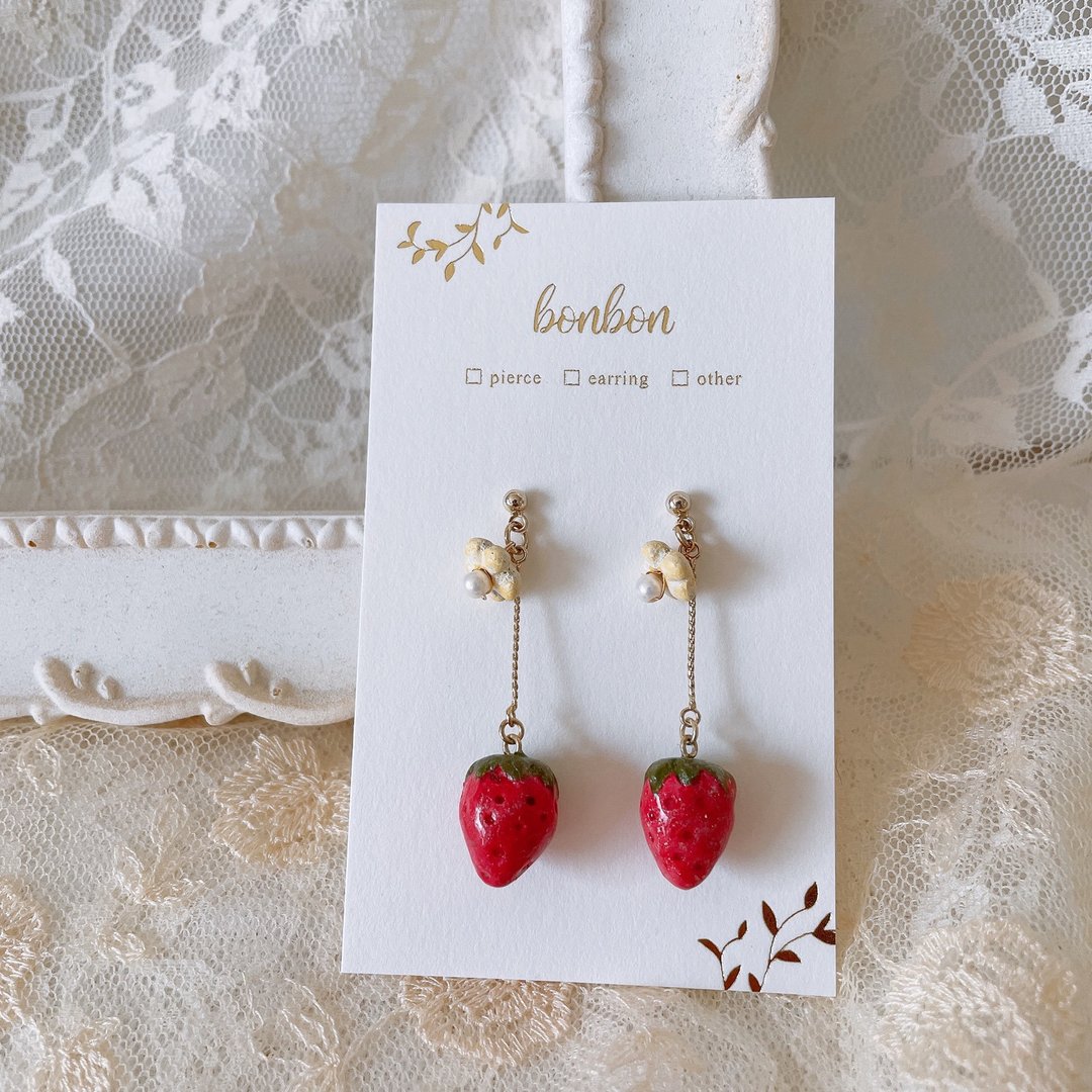 Strawberry and small flower piaced earring - 耳环/耳夹 - 陶 红色