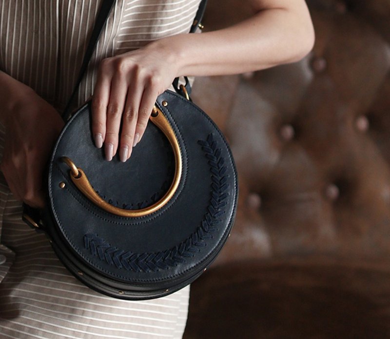 古铜提把 皮绳编织真皮小圆包 深蓝 - 侧背包/斜挎包 - 真皮 蓝色