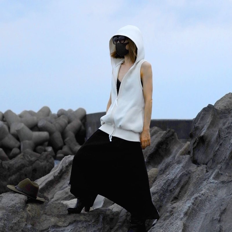 Sleeveless hip length hoodie [white] - 女装背心 - 聚酯纤维 白色