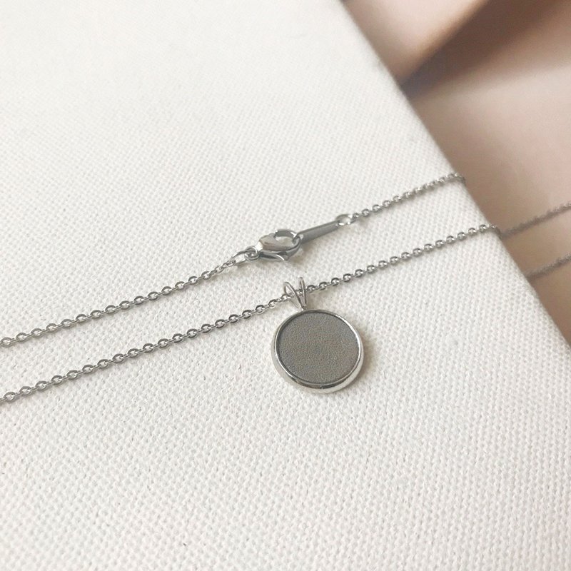 皮革锁骨链_字母A~Z_复古银框#12_灰白 - 项链 - 真皮 灰色