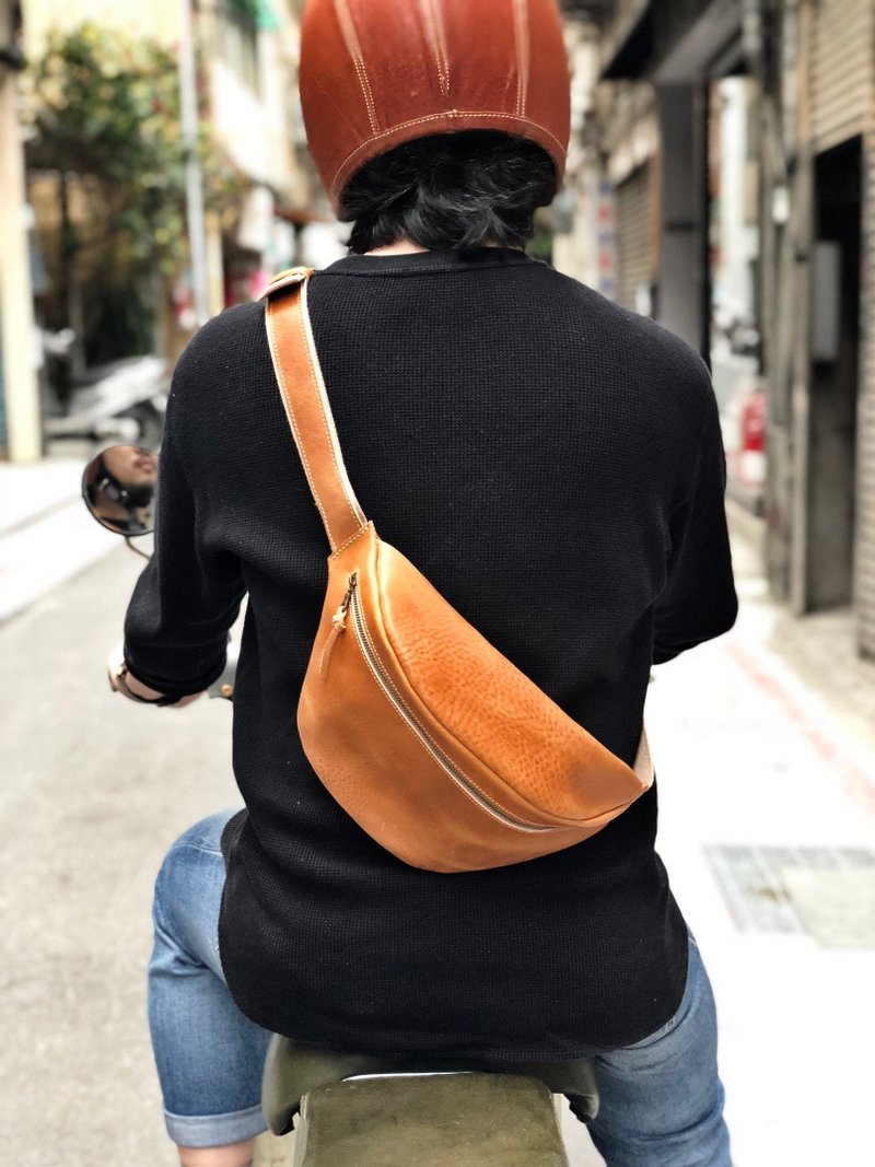 软牛革定番款胸包 / 运动、通勤族最爱 Color: 焦糖、深蓝 - 侧背包/斜挎包 - 真皮 咖啡色