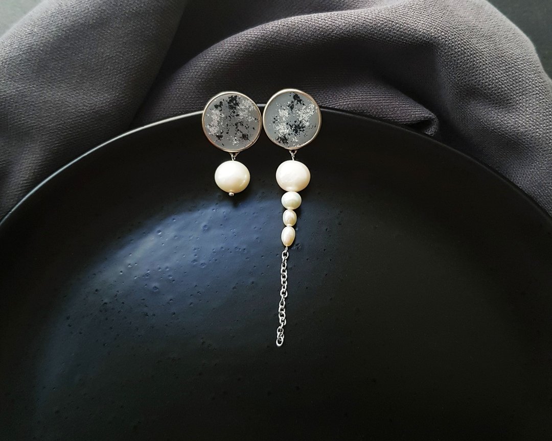 Gray mismatched earrings, circle enamel studs with natural pearls - 耳环/耳夹 - 珐琅 灰色