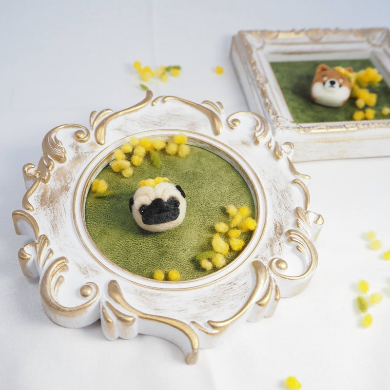 【春季限定】含羞草花冠与眉毛巴哥犬羊毛毡胸针 (浅驼/黑) - 胸针 - 其他人造纤维 黄色