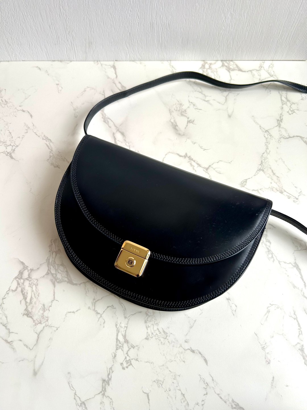 绝版古董包 Loewe黑金色半月侧背包 斜背包 皮革包 单肩包 中古包 - 侧背包/斜挎包 - 真皮 黑色