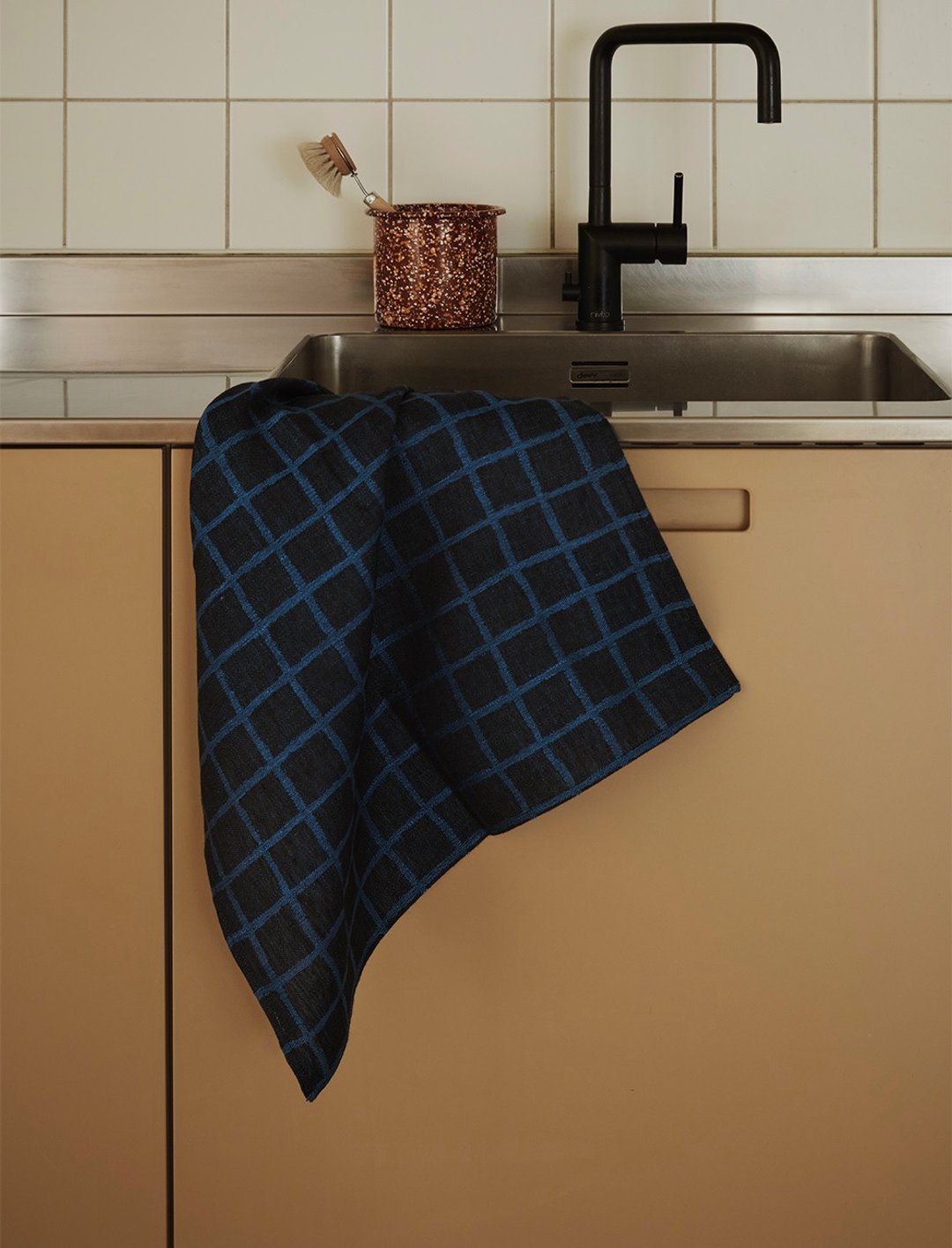 北欧设计款–格子格纹茶巾 蓝黑 RUTIG TEA TOWEL,BLUE/BLACK - 餐垫/桌巾 - 亚麻 蓝色