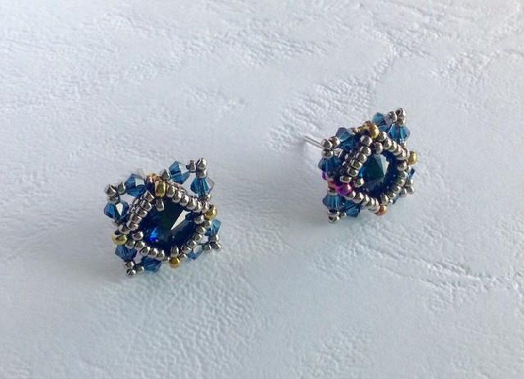 Swarovski montana square ear studs - 耳环/耳夹 - 玻璃 蓝色