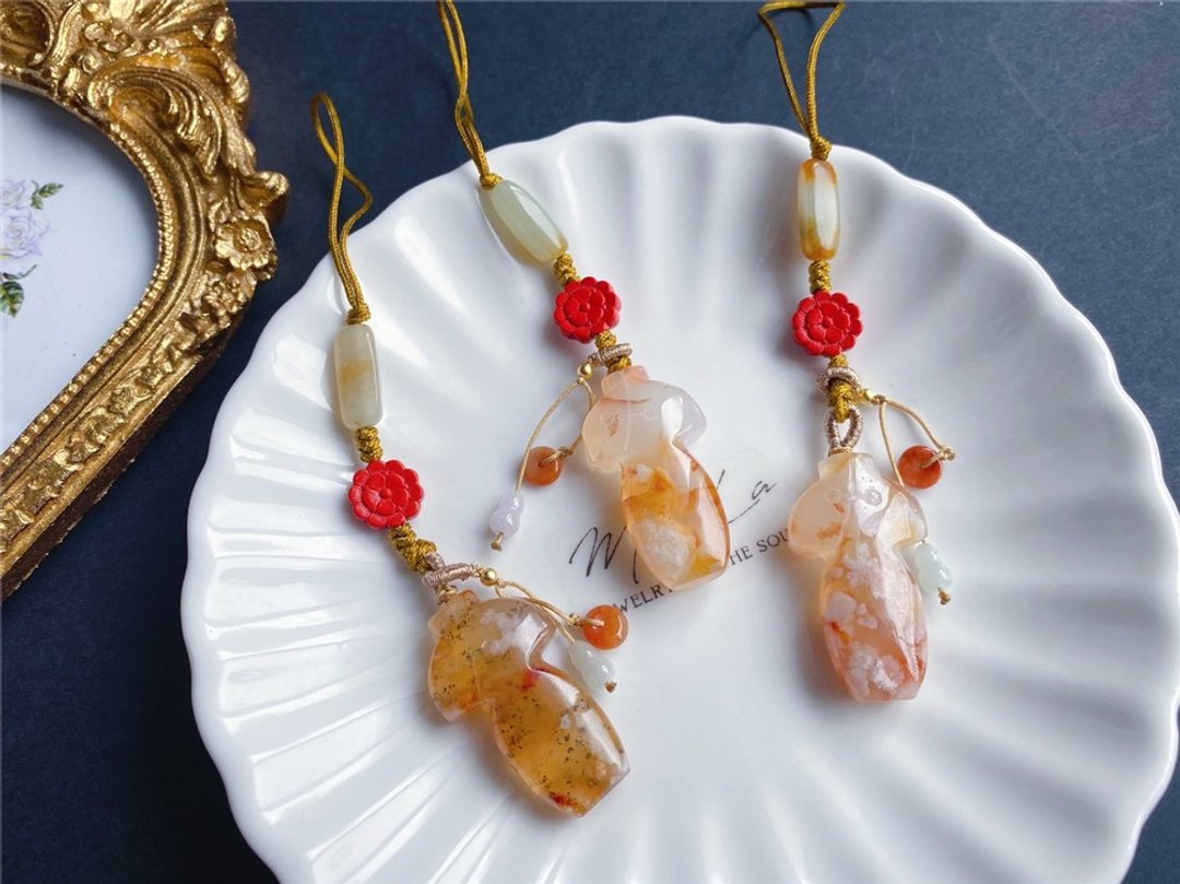 【售出】樱花玛瑙 旗袍 朱砂 和阗玉 翡翠 小高货 礼物 饰品 包挂 - 挂绳/吊绳 - 水晶 橘色
