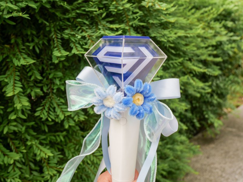 追星应援必备 客制双面梦幻手灯装饰 毛根花×浪漫缎带 不含手燈 - 干燥花/捧花 - 聚酯纤维 