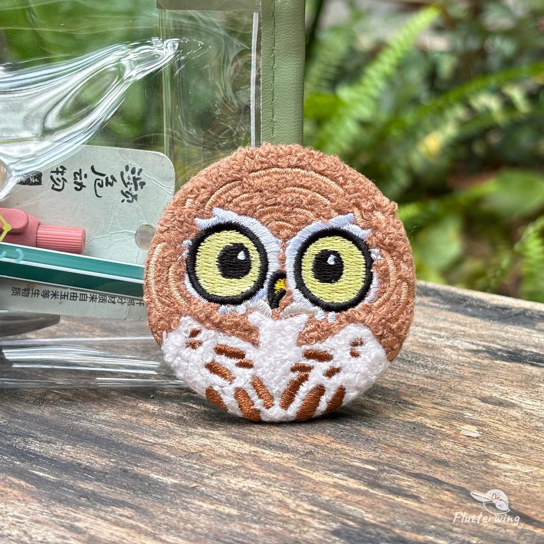 毛绒猫头鹰徽章观鸟礼物 可爱的收藏品送给孩子们的生日礼物 - 徽章/别针 - 其他材质 咖啡色