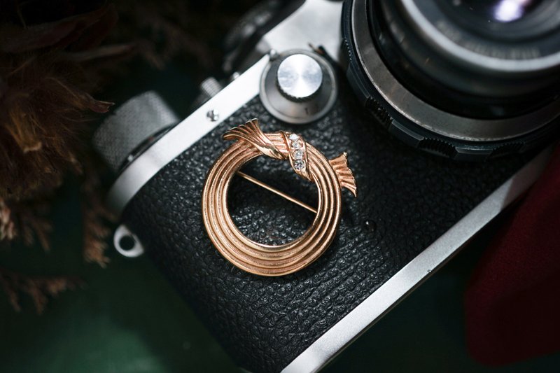 【老饰品/西洋老件】VINTAGE美国AVON金色圈型缎带古着胸针 - 胸针 - 其他金属 金色