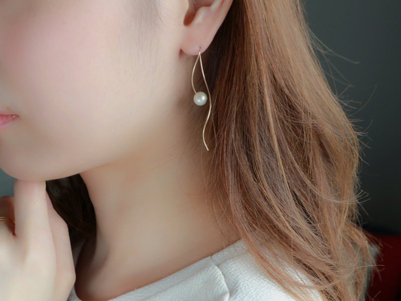 14kgf-nuance curve pearl pierced earrings - 耳环/耳夹 - 宝石 白色
