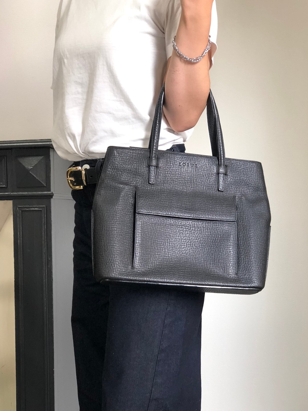 【VintageShop solo 日本直送中古包专卖店】LOEWE 罗威 手提包 黑色 压纹皮革 前置口袋 vintage 古着 - 手提包/手提袋 - 真皮 黑色
