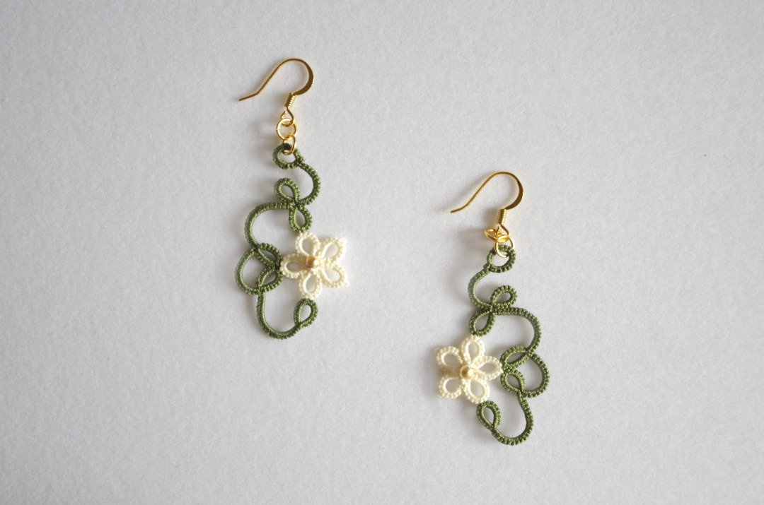 [Made-to-order] Tatting lace botanical earrings, leaf green - 耳环/耳夹 - 棉．麻 绿色