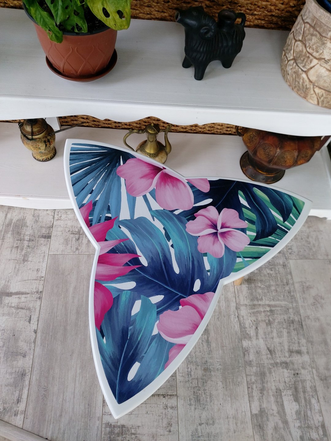 Irregular shaped coffee table in wood with tropical palm leaves flowers pattern - 其他家具 - 木头 